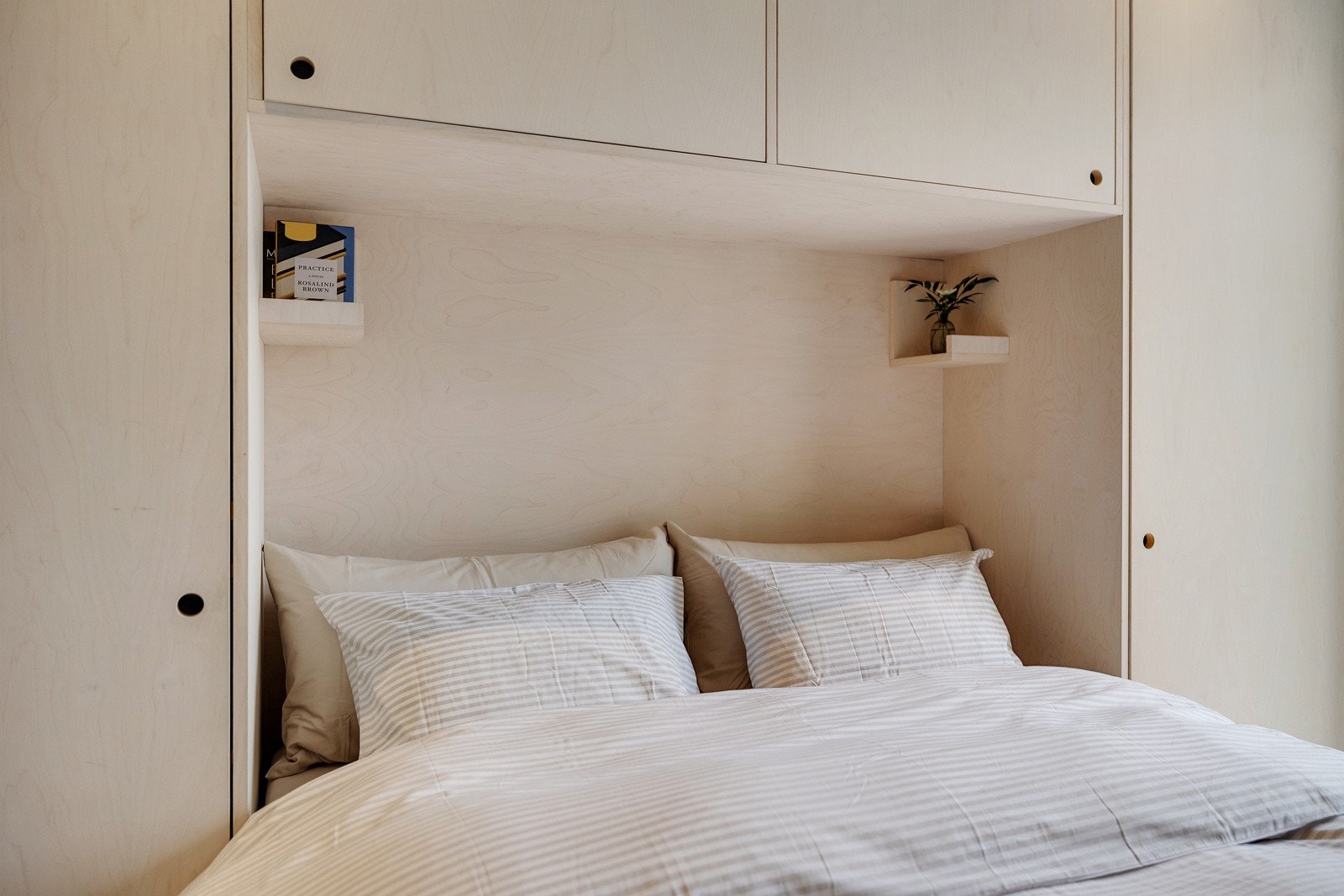 Rikelig med oppbevaringsplass i smarte, plassbygde garderobeskap som rammer inn sengen på en fin måte. Galleribilde