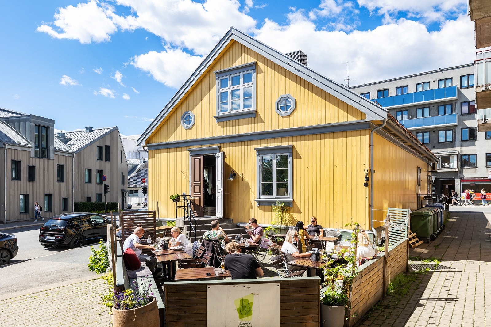 Sagene lunsjbar med nydelig uteservering om sommeren! Galleribilde