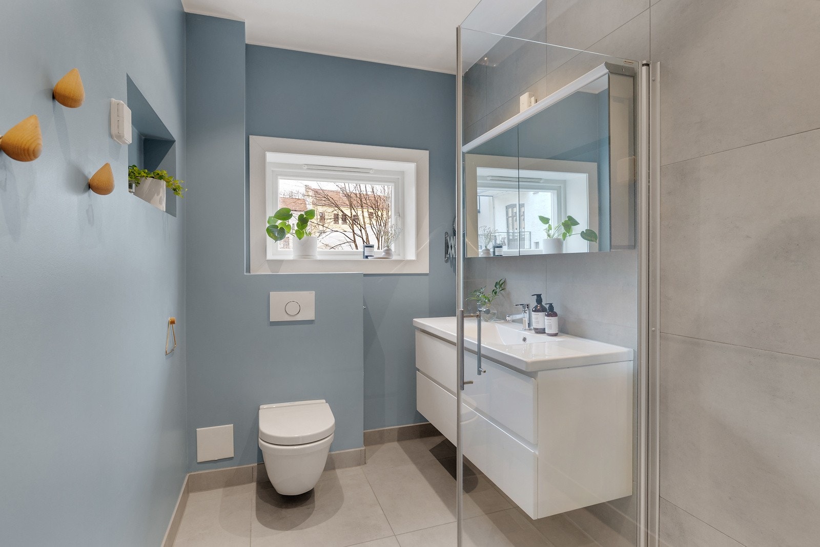 Stilrent og innbydende baderom pusset opp i 2013 med flislagte gulv og delvis flislagte vegger og malte flater. Galleribilde