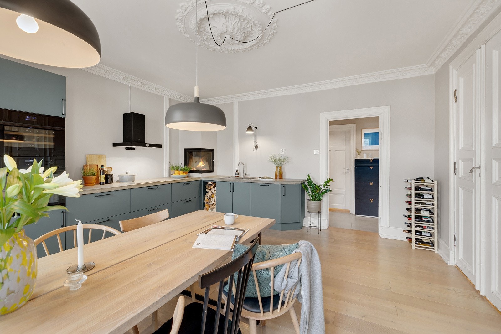 Kjøkkenet har god plass til en stor spisegruppe med langbord som blir et naturlig samlingspunkt i leiligheten. Galleribilde