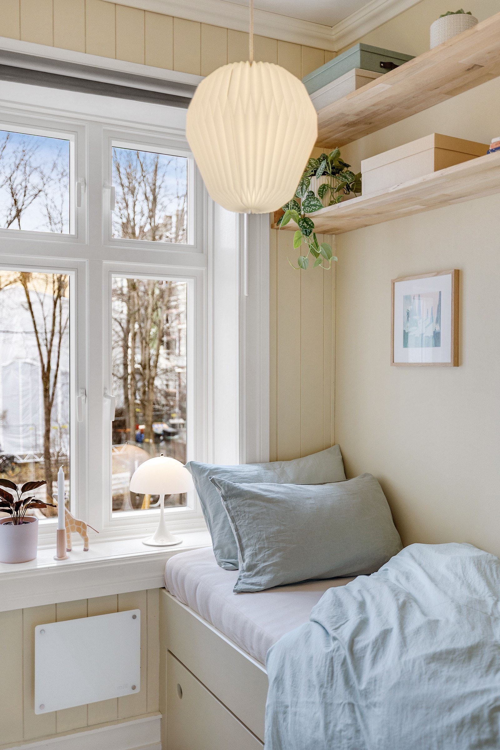 Soverommet vender ut mot gårdens rolige bakgård godt skjermet for trafikk og støy. Galleribilde