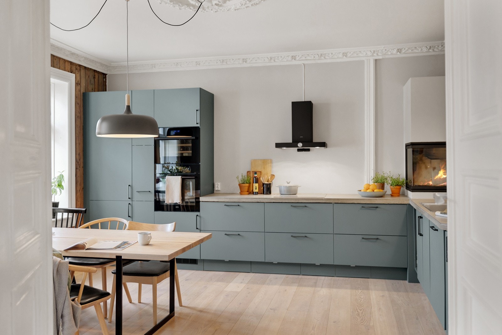 Kjøkkenet ligger perfekt plassert med direkte tilknytning til leilighetens stuedel. Galleribilde