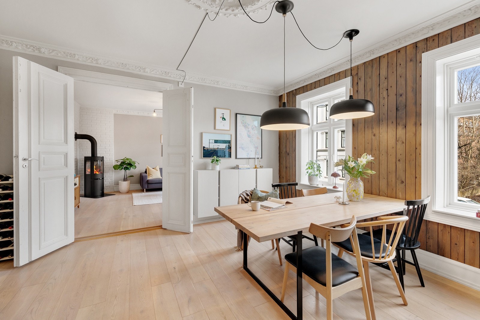 Rommets gode planløsning sørger for et herlig skille mellom de ulike sonene samtidig som de binder rommene fint sammen. Galleribilde