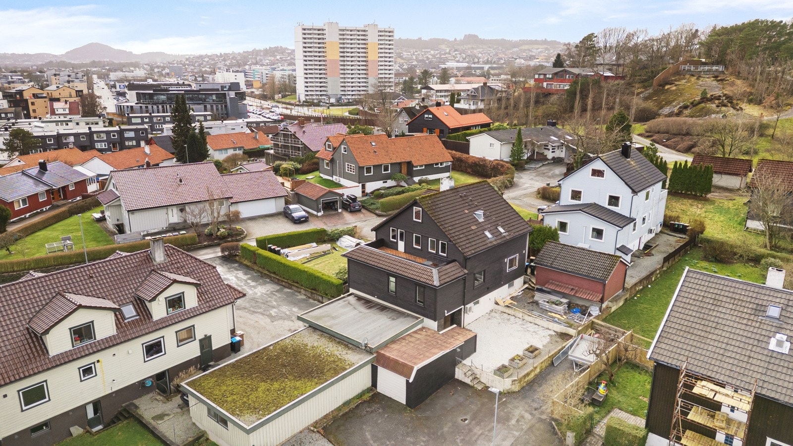 Velkommen til en oppusset vertikaldelt tomannsbolig med praktisk planløsning og ettertraktet beliggenhet. Galleribilde