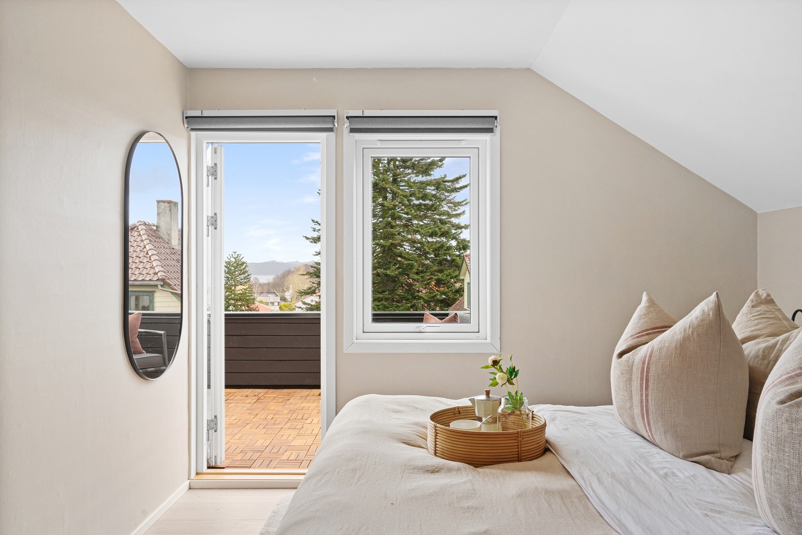 Fra soverommet har man utgang til herlig balkong. Galleribilde