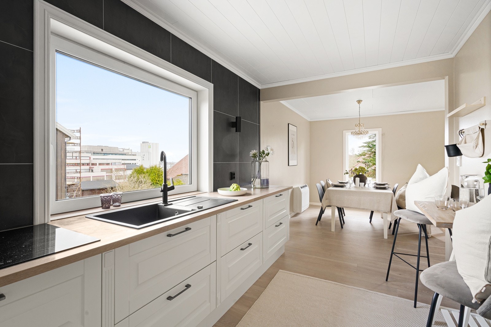 Fra stuen har man tilkomst til kjøkken. Galleribilde