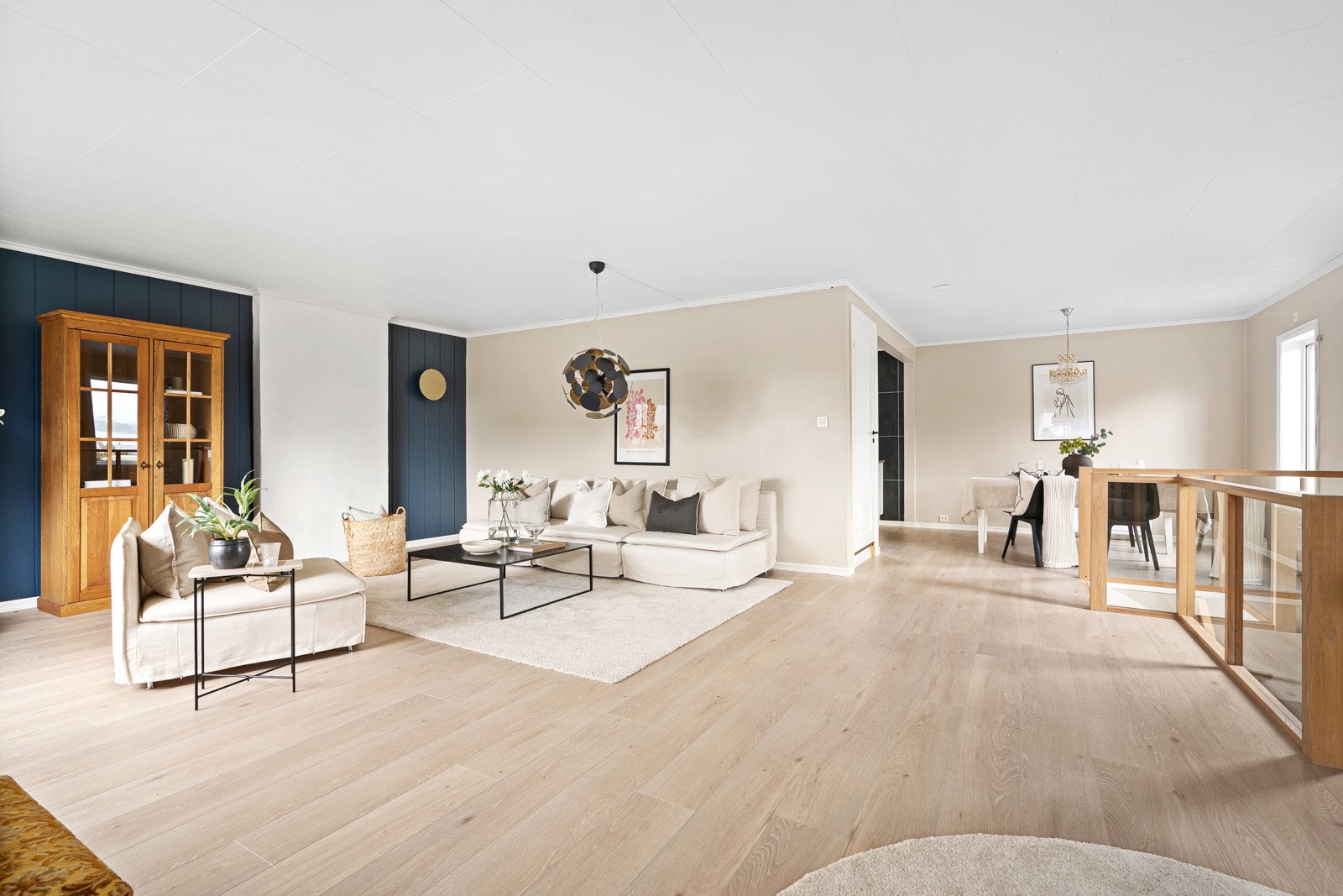 Boligen fremstår moderne, med romslig stue og store vindusflater. Galleribilde