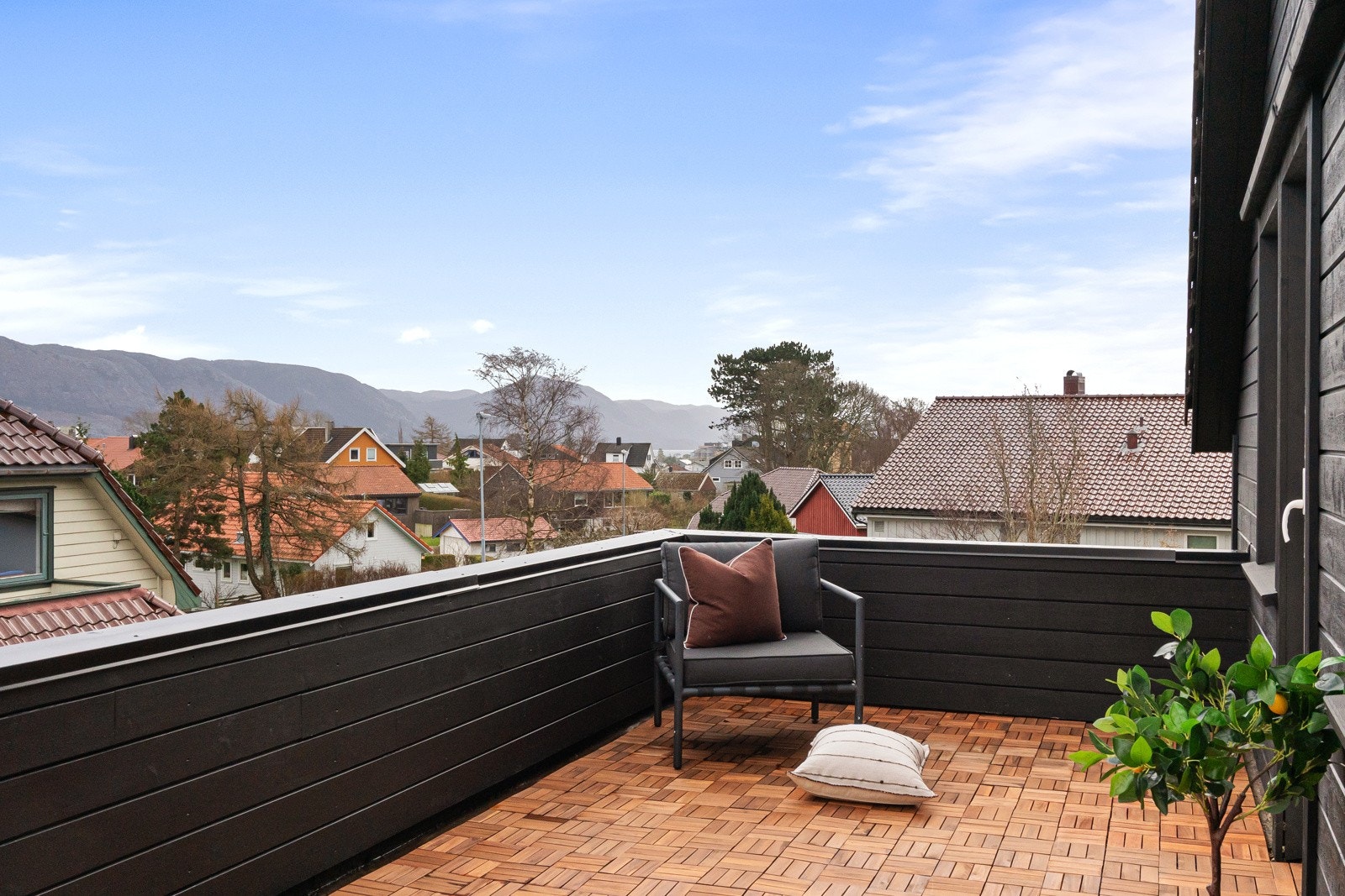 Balkongen er av god størrelse med flott utsikt. Galleribilde