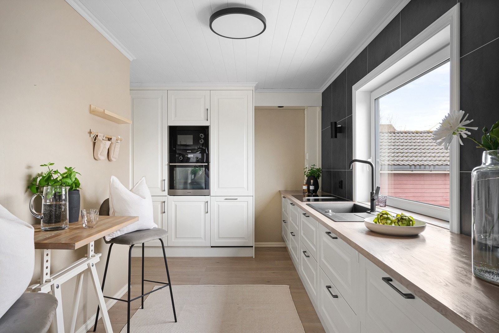 Lekkert kjøkken fra 2021 med god skap- og benkeplass. Galleribilde