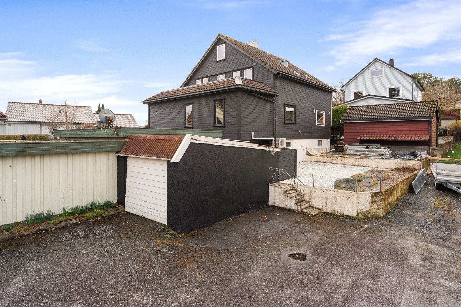 Garasje og parkering. Galleribilde