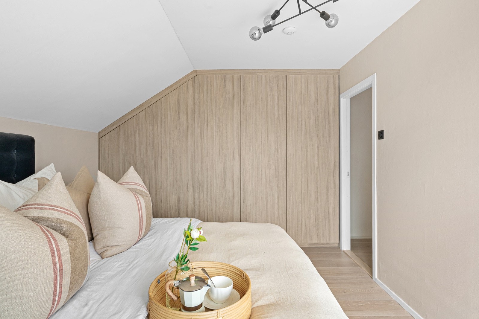 Plassbygde garderobeskap gir god plass til klær. Galleribilde