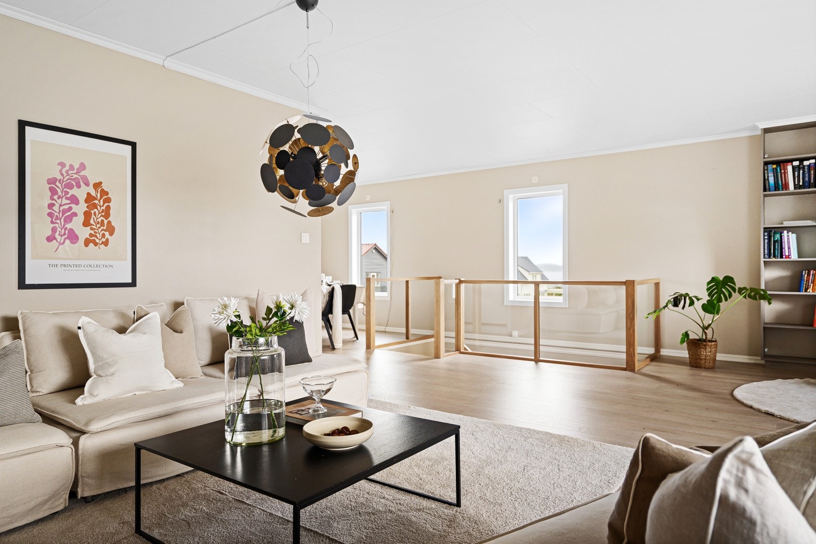 Gjennomgående er tidsriktig fargevalg på vegg, og slitesterk laminat på gulv. Galleribilde