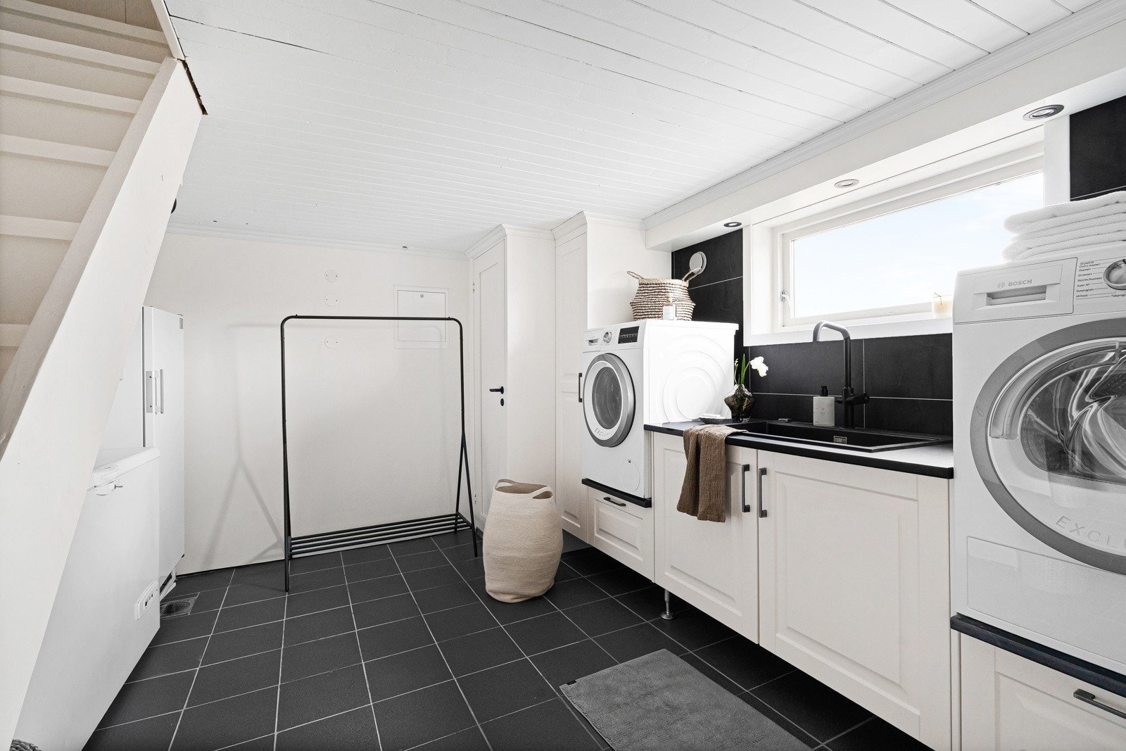 Praktisk separat vaskerom med nye overflater i 2022. Galleribilde
