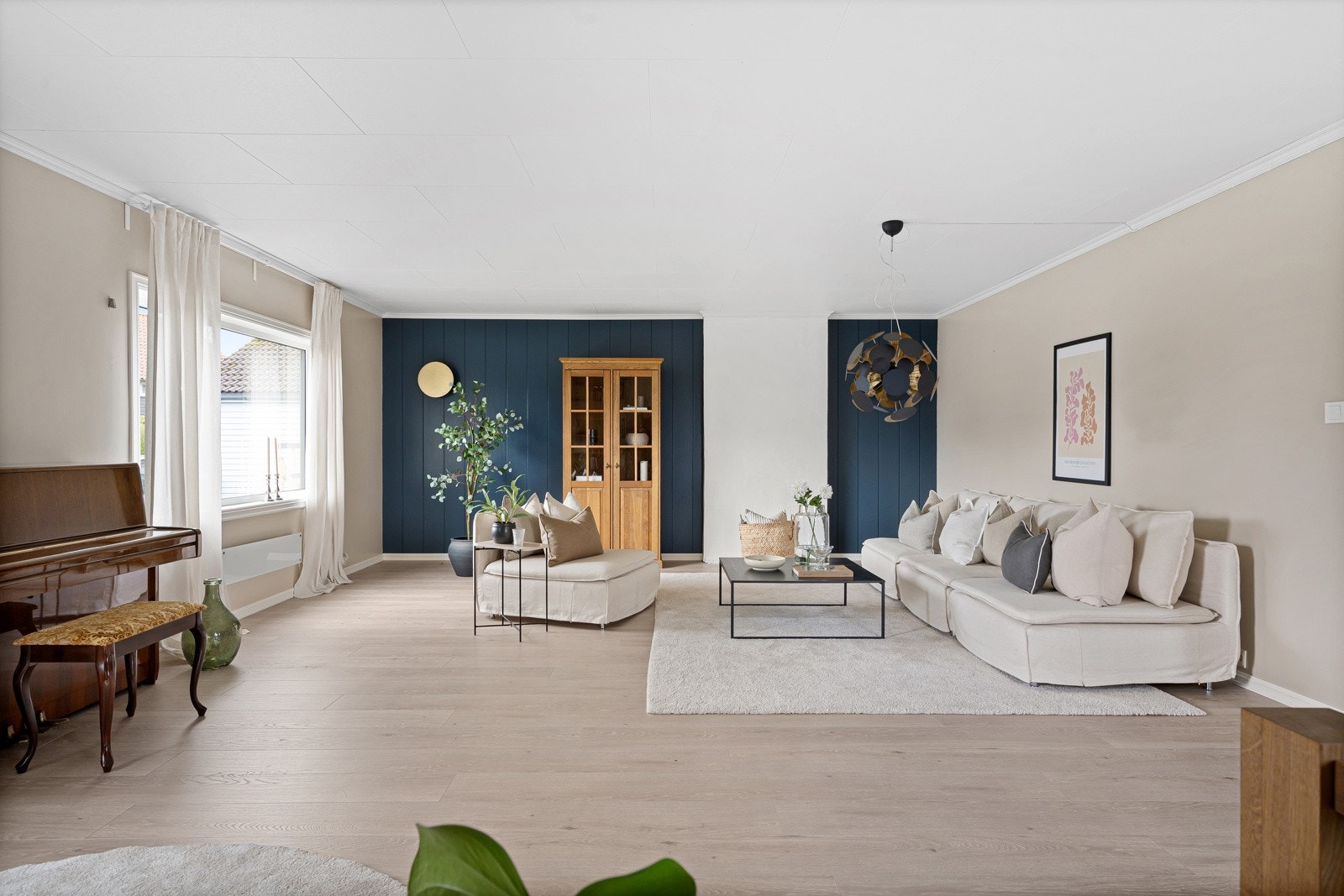 Størrelsen på stuen gjør det enkelt å møblere i ulike soner. Galleribilde