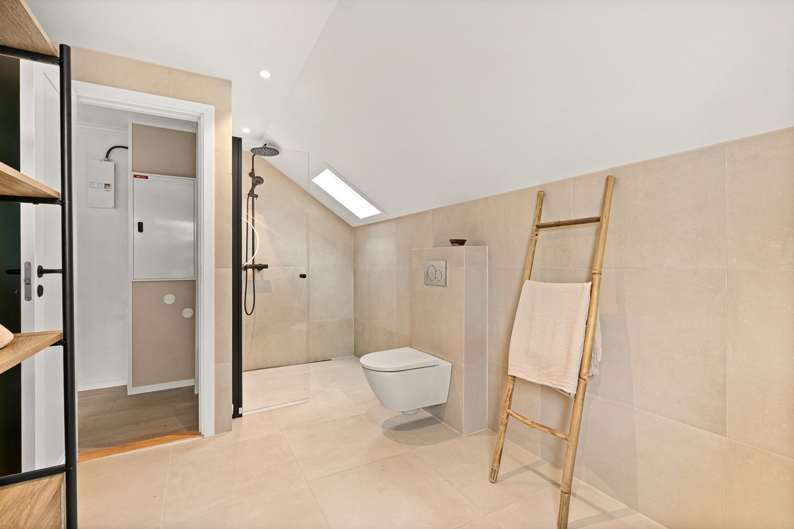 Badet innehar moderne innredning og romslig dusjhjørne. Galleribilde