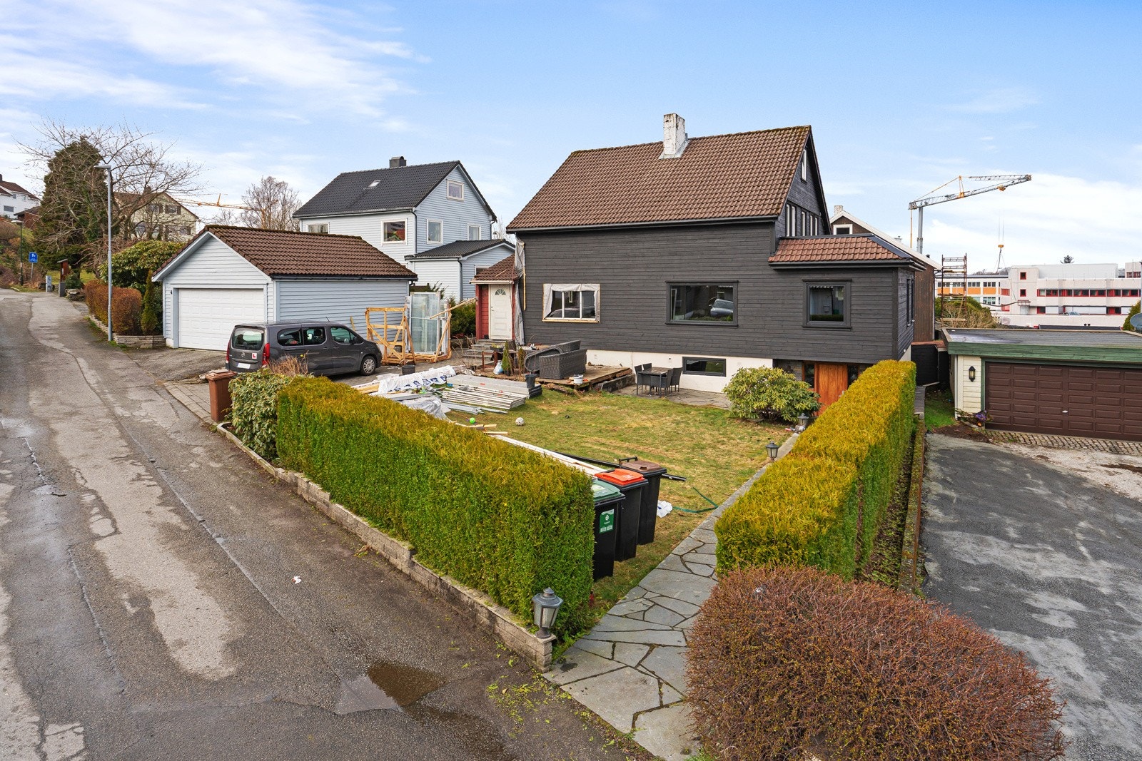 Fasaden sett fra veien. NB: Nabo ferdigstiller i disse dager bytting av utvendig panel. Galleribilde