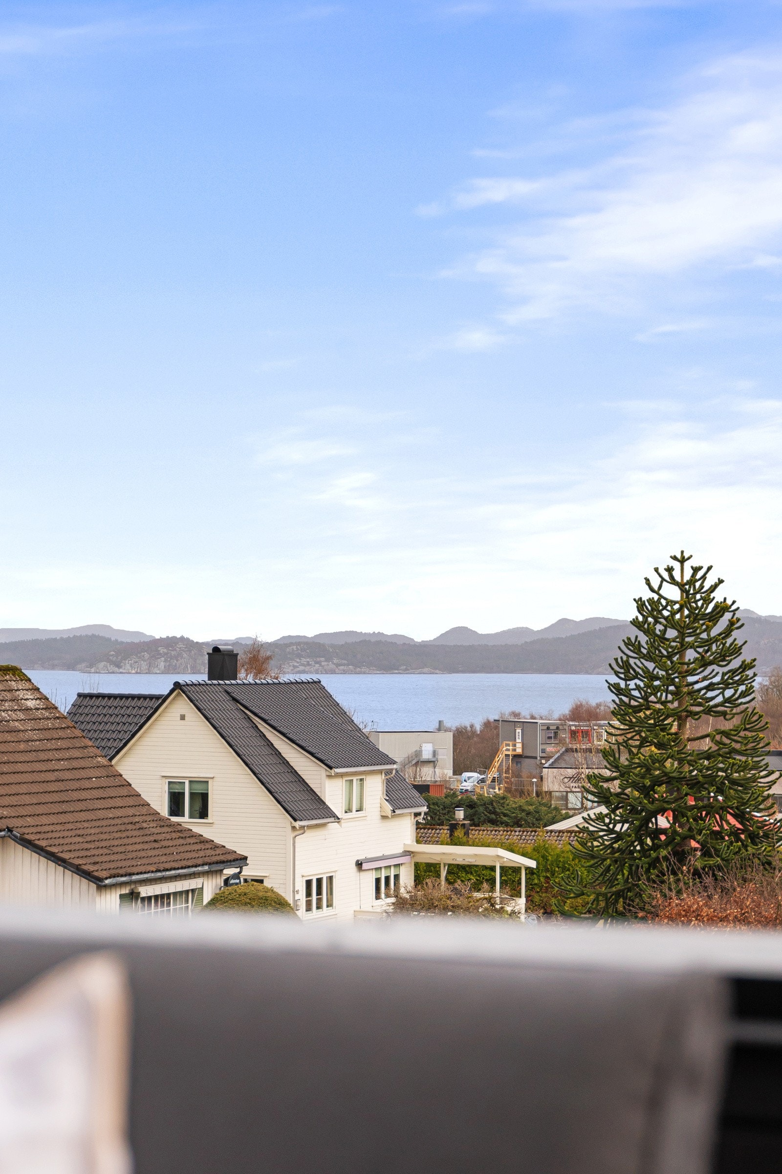 Flott utsikt fra terrassen mot Gandsfjorden. Galleribilde