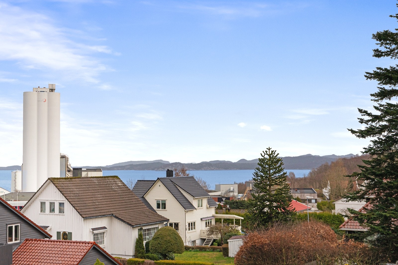 Boligen kan skilte med flott utsikt og nærhet til det meste man har behov for i en travel hverdag. Galleribilde