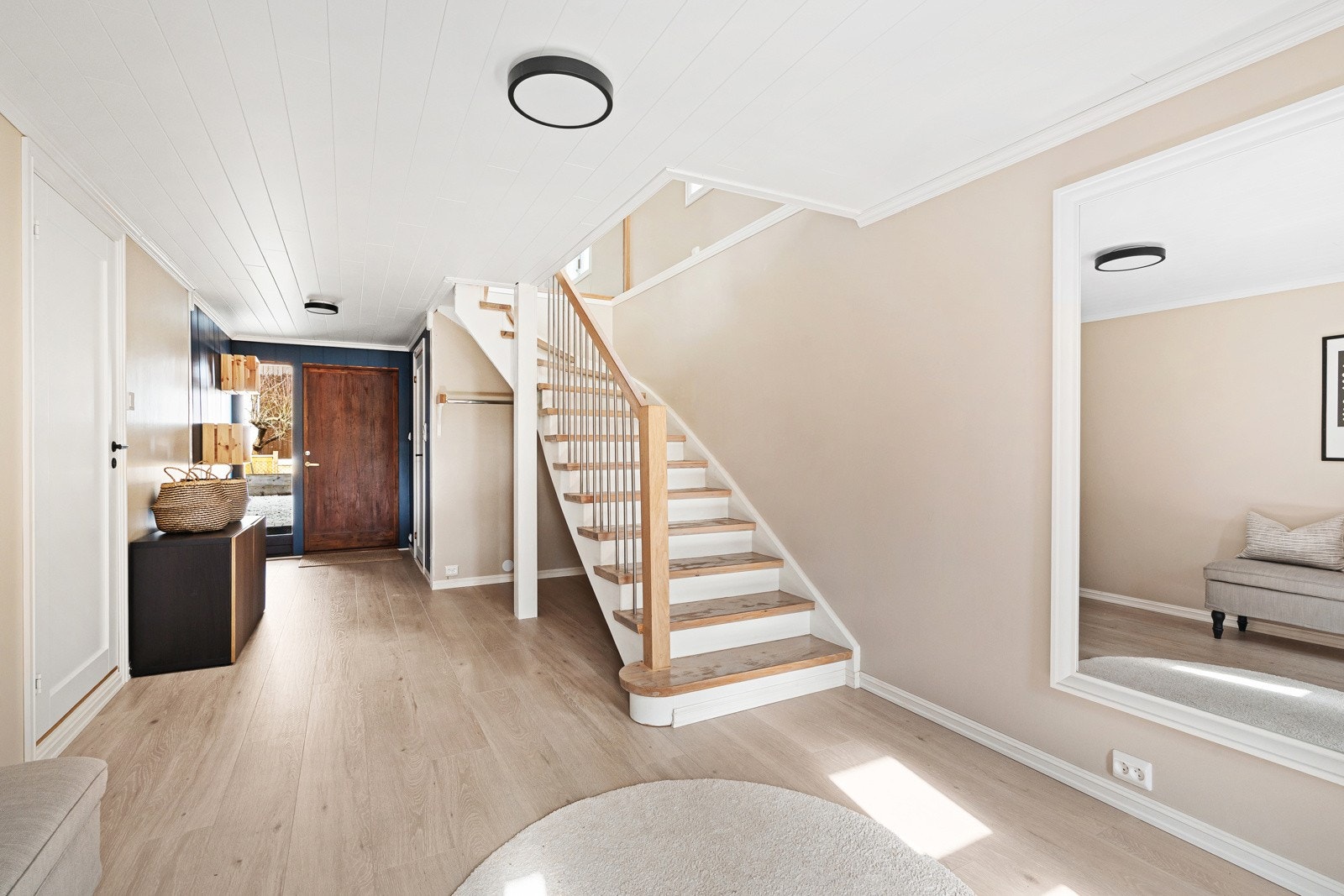 Lys entré med god plass til å henge fra seg yttertøy og sko. Galleribilde