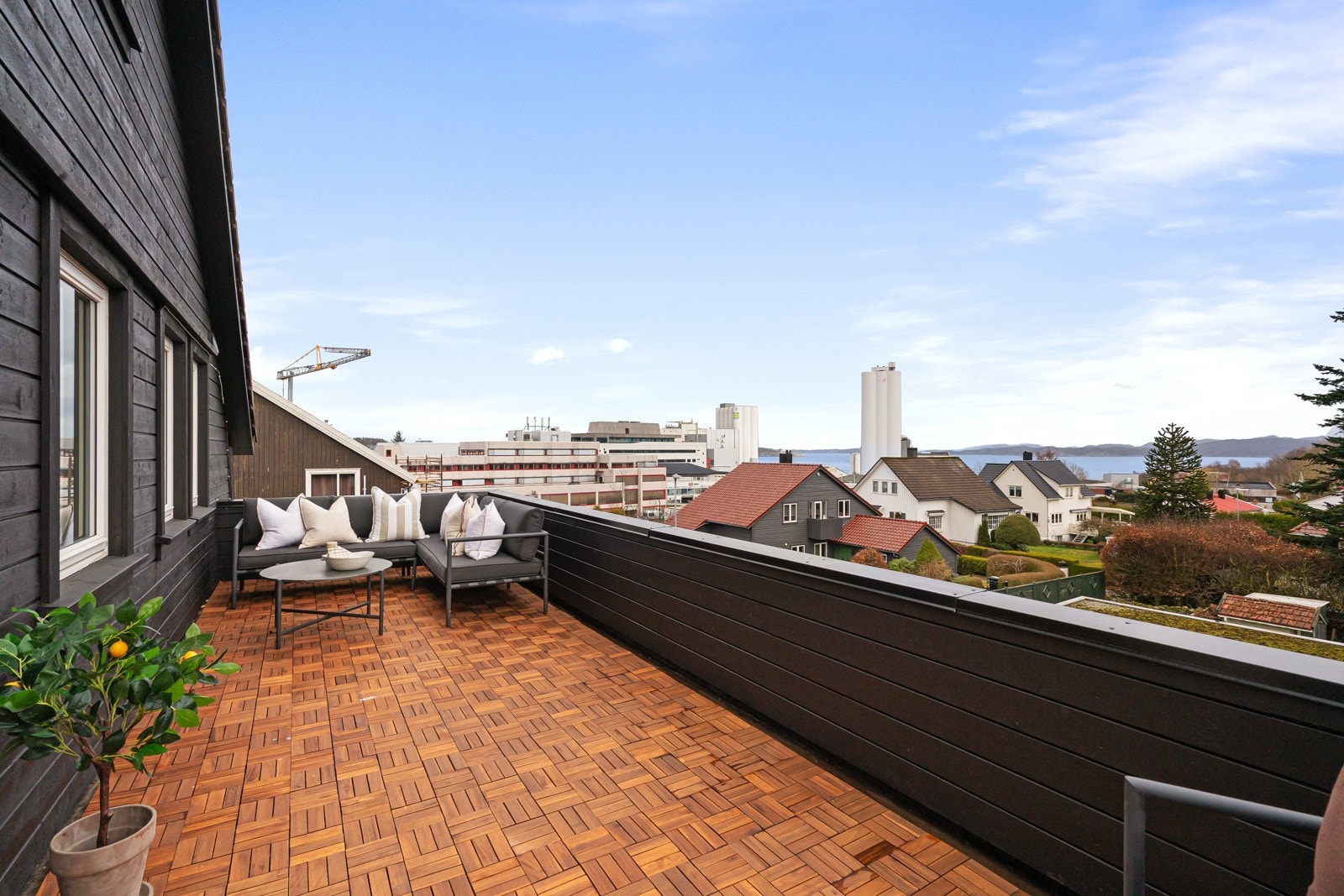 Stor terrasse med utgang fra 2. etasje. Galleribilde