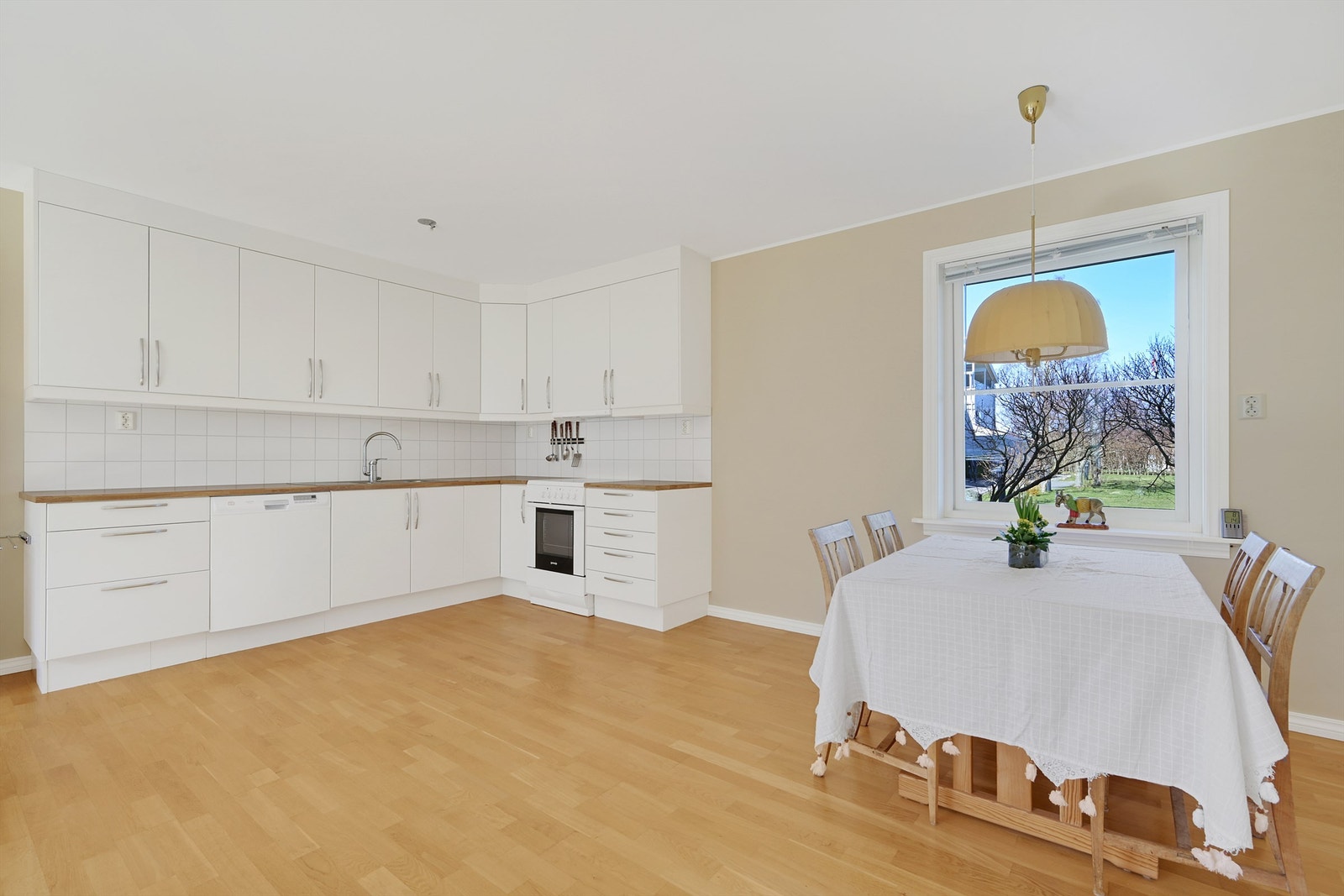 Den åpne stue-/kjøkkenløsningen har kjøkkeninnredningen på 2 vegger og stor spiseplass på en side og i den andre enden er det plass til salong Galleribilde