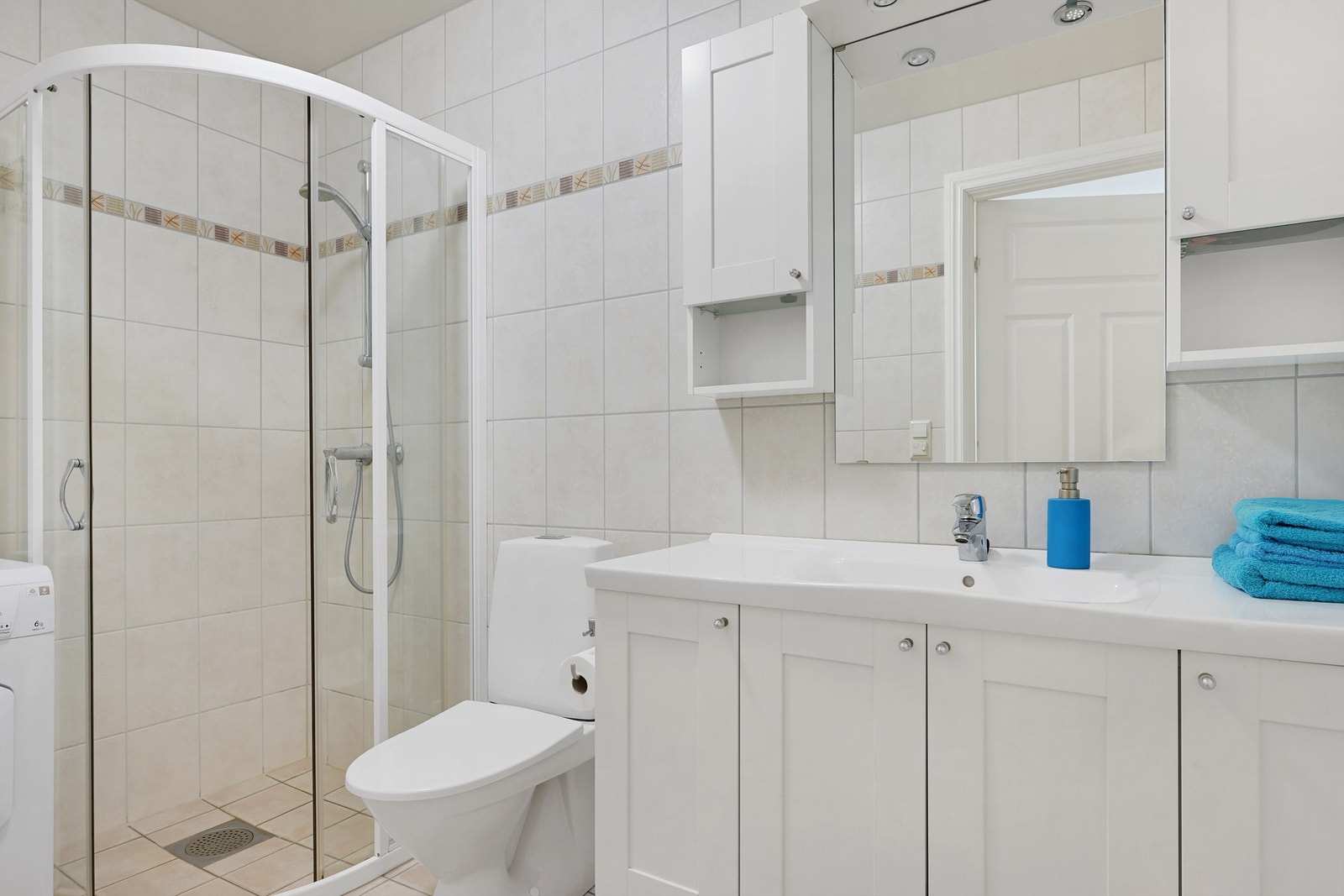 Helfliset baderom og profilerte dører Galleribilde