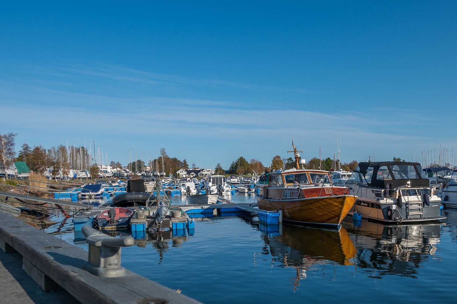 Vallø båthavn med Vallø Strandpark i bakkant Galleribilde