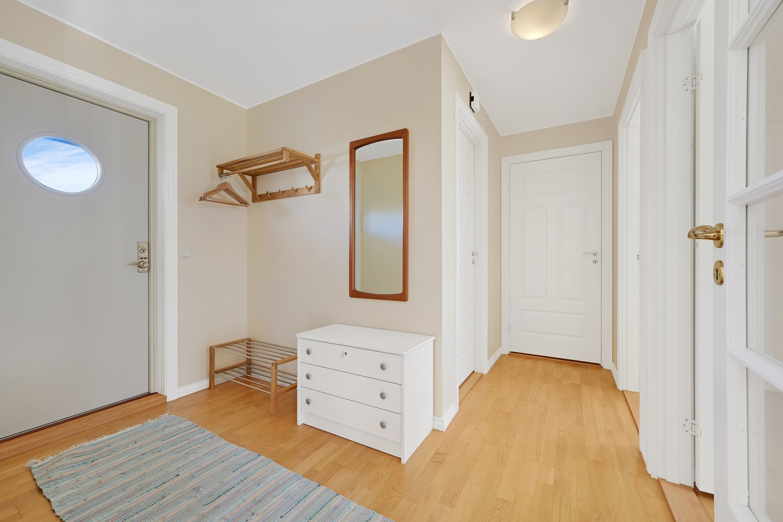 Entré med tilkomst til soverommene, bad og innvendig bod på en side Galleribilde