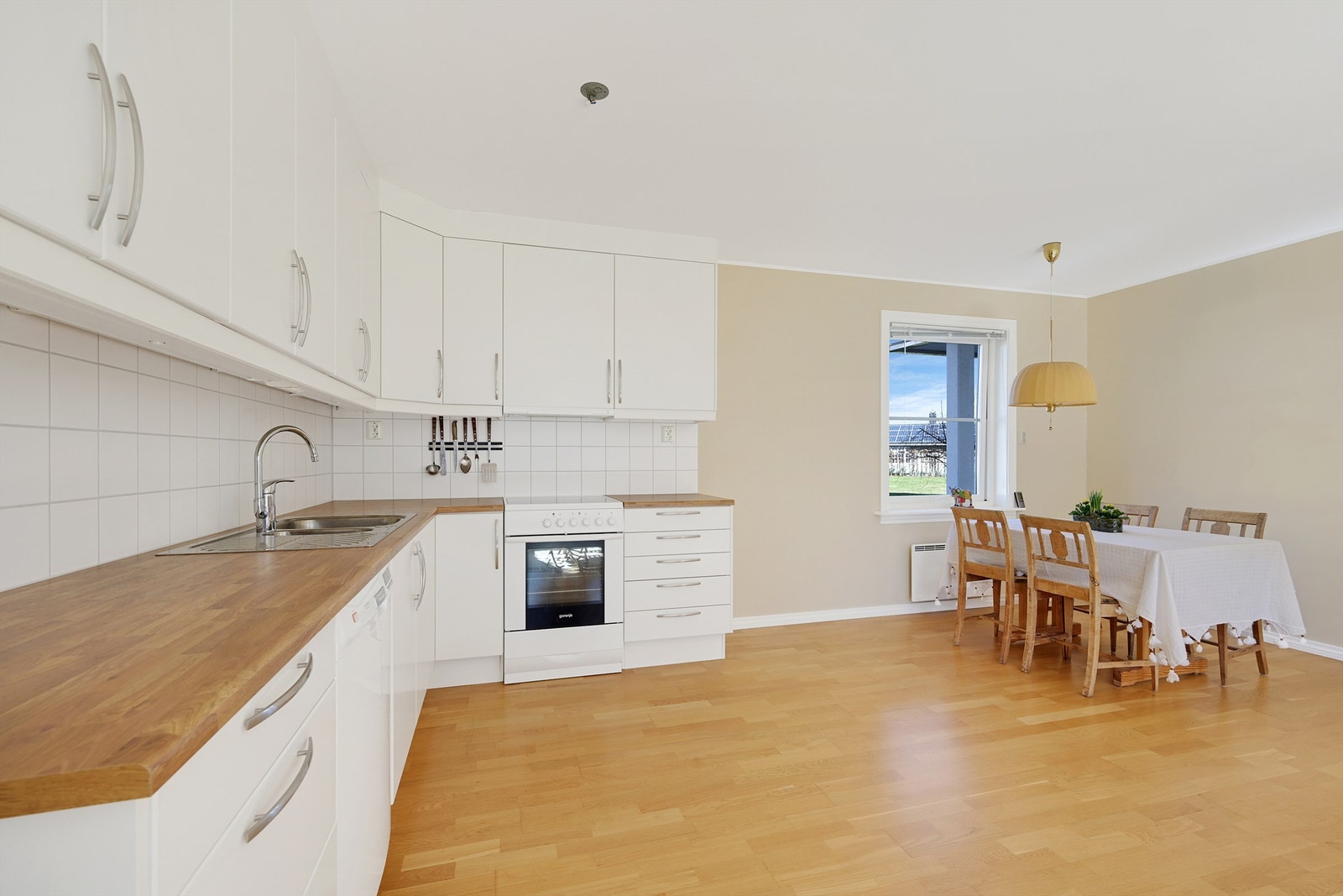 Det er god plass til spisestue i rommet Galleribilde