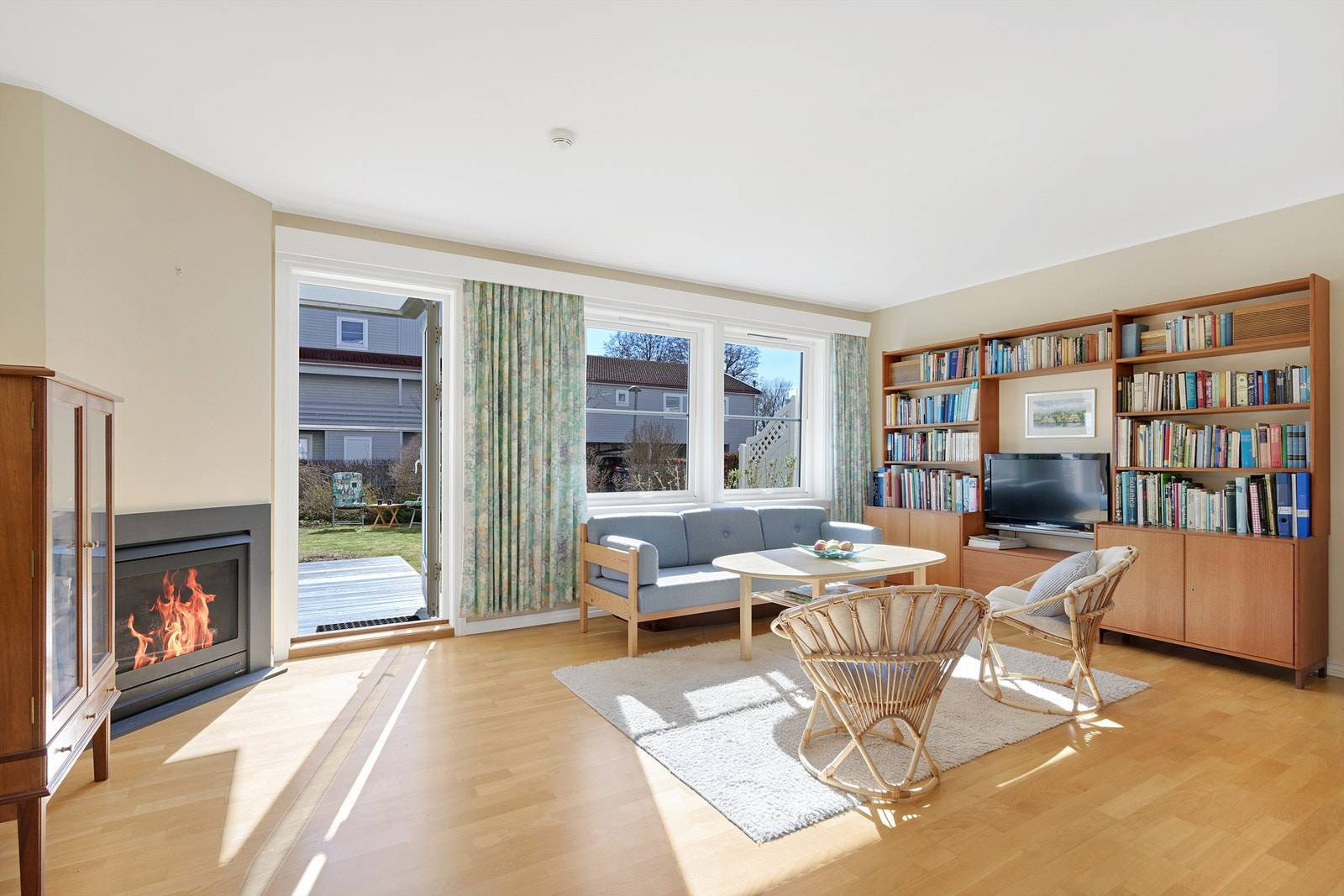 Stuen har gasspeis som gir en koselig stemning Galleribilde