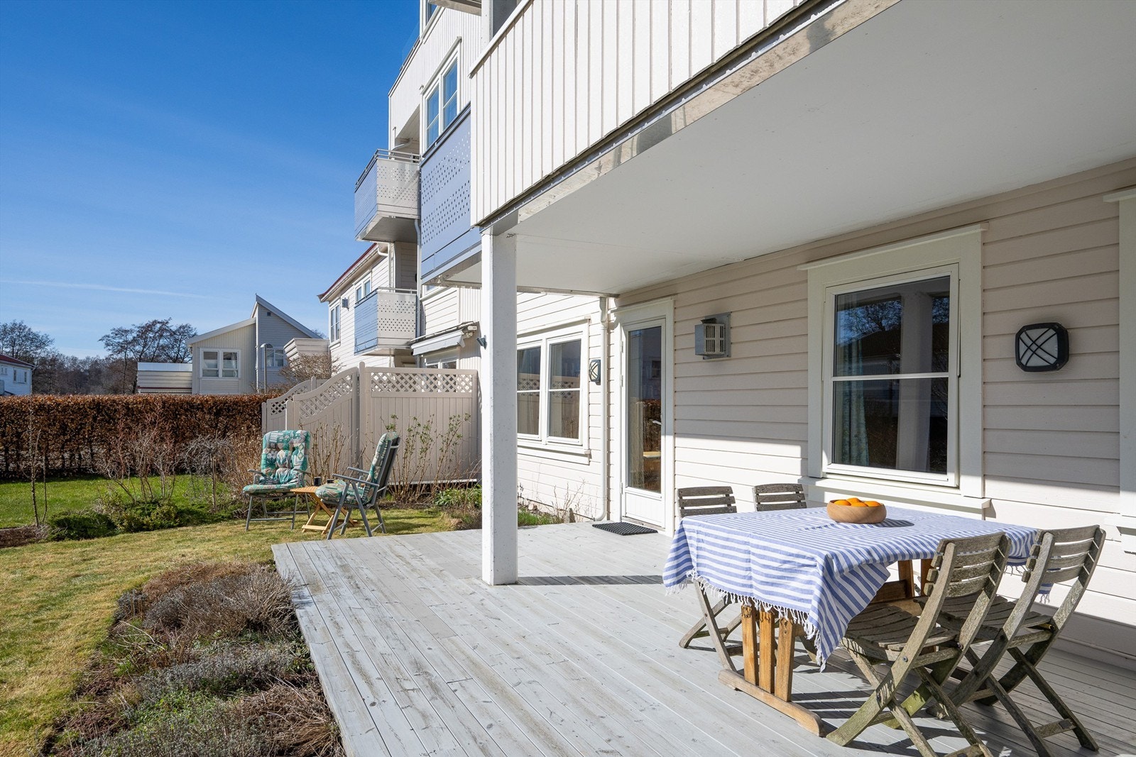 Leiligheten har en nydelig terrasse og en egen hagedel Galleribilde