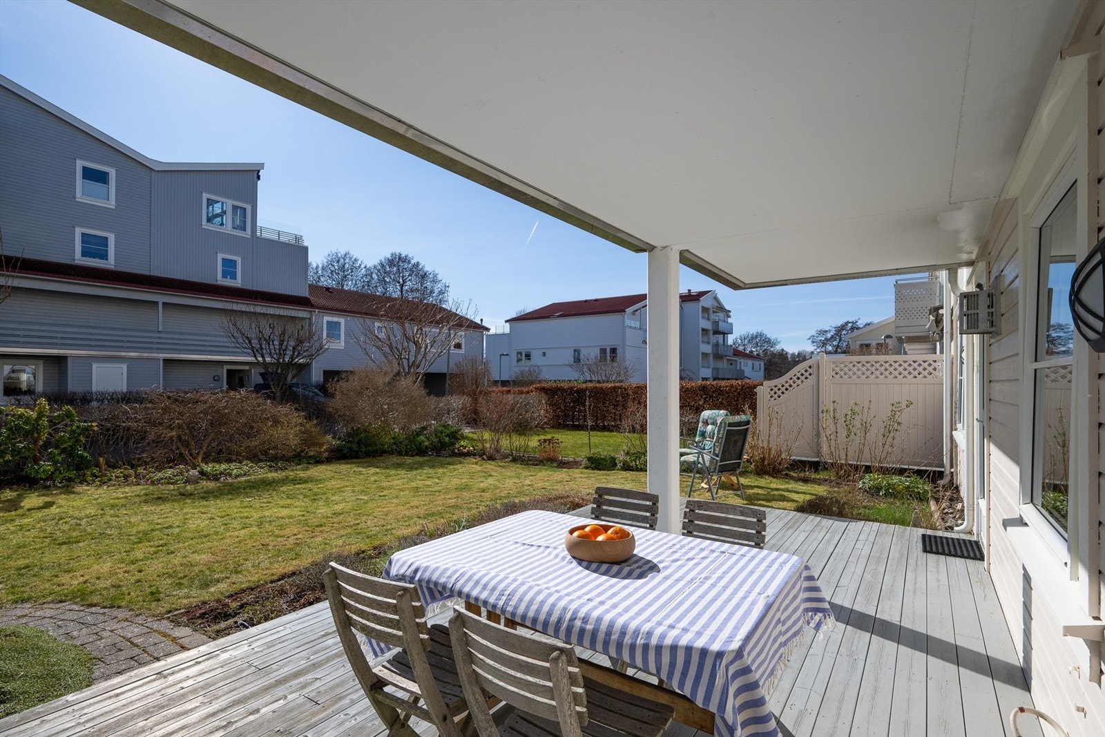 Deilige uteplasser på 2 terrasser og i hagen Galleribilde