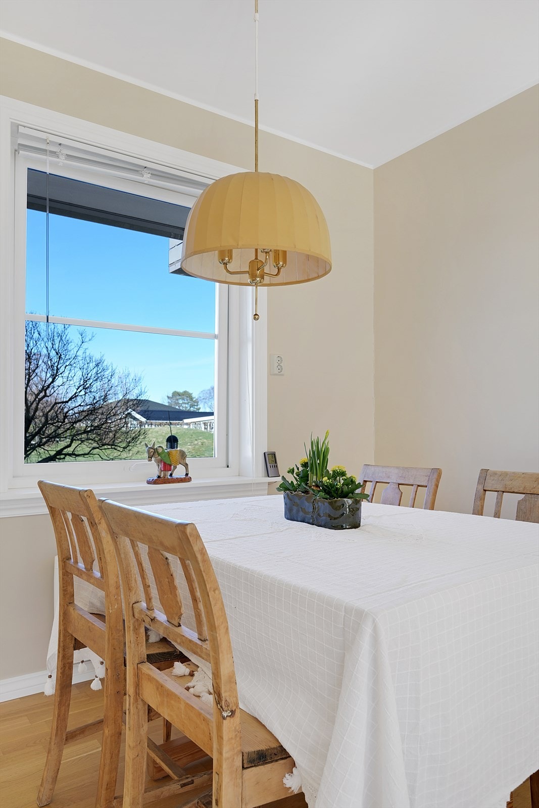 Hyggelig med utsikt i 2 retninger i den gjennomgående leiligheten på bakkeplan Galleribilde