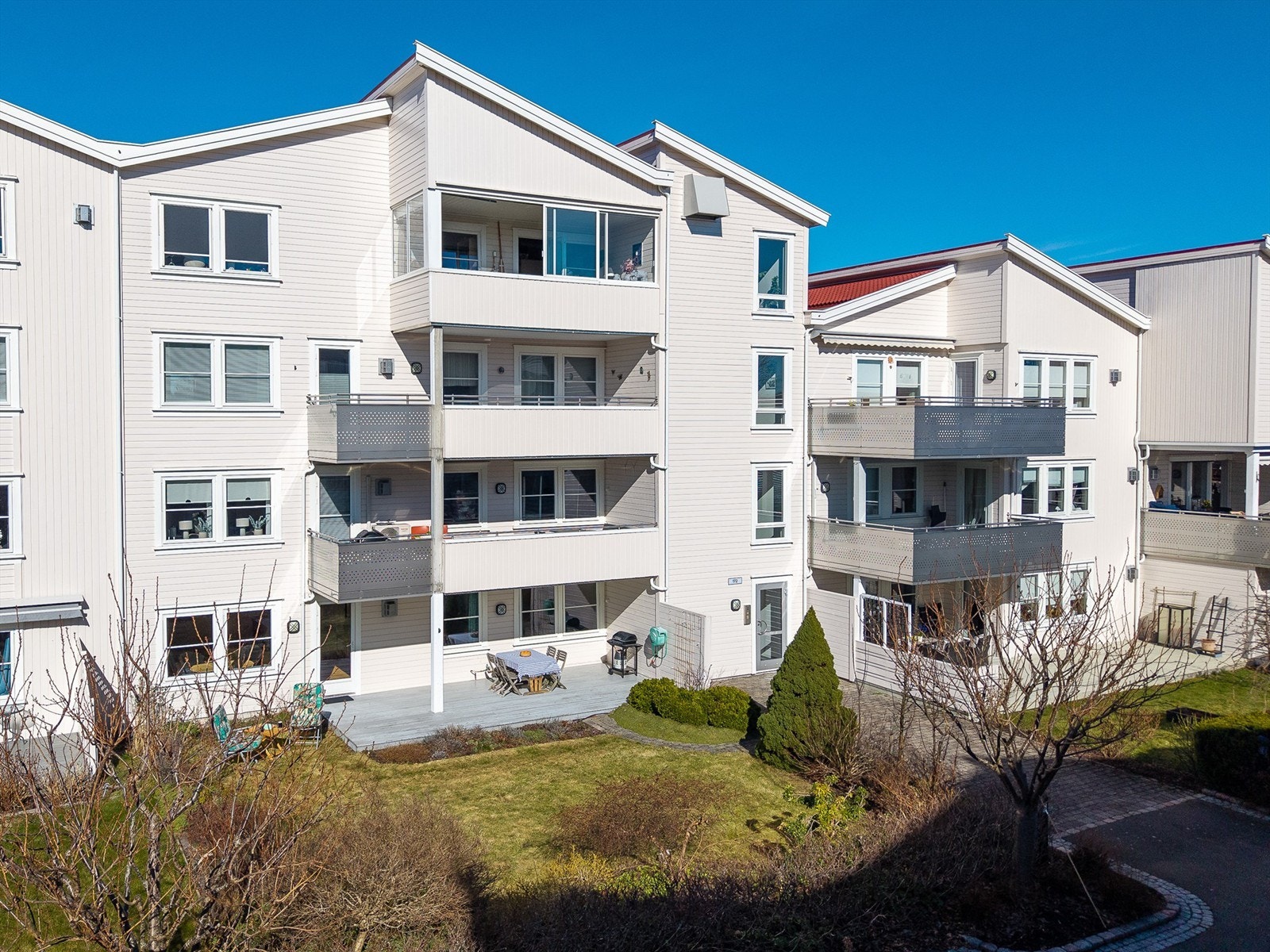 Leiligheten har en flott beliggenhet i 1. etasje med deilig uteplass og hage Galleribilde