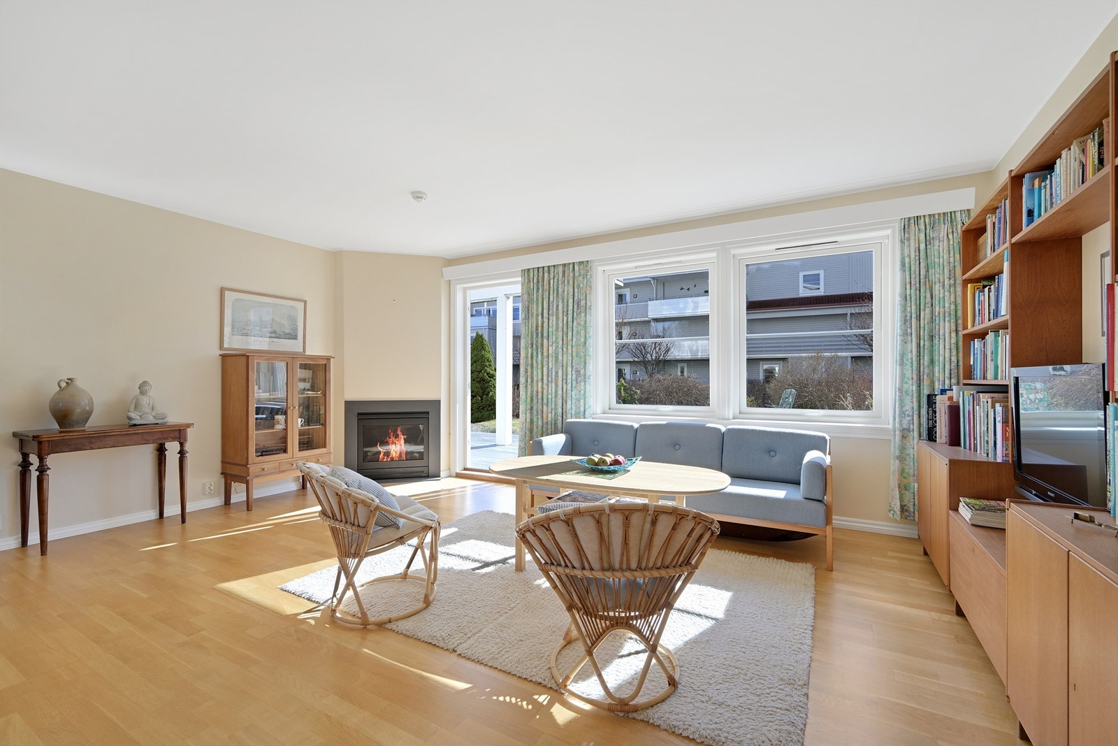 Romslig stue med gasspeis, utgang til delvis overbygget terrasse og egen hage Galleribilde