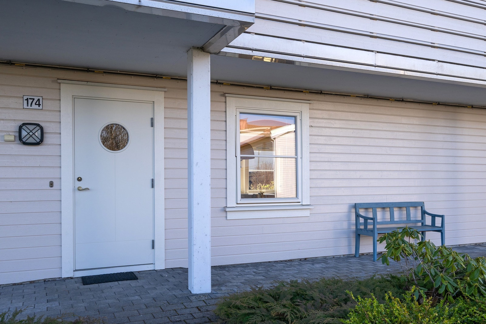 Eget inngangsparti med uteplass og tidlig morgensol Galleribilde