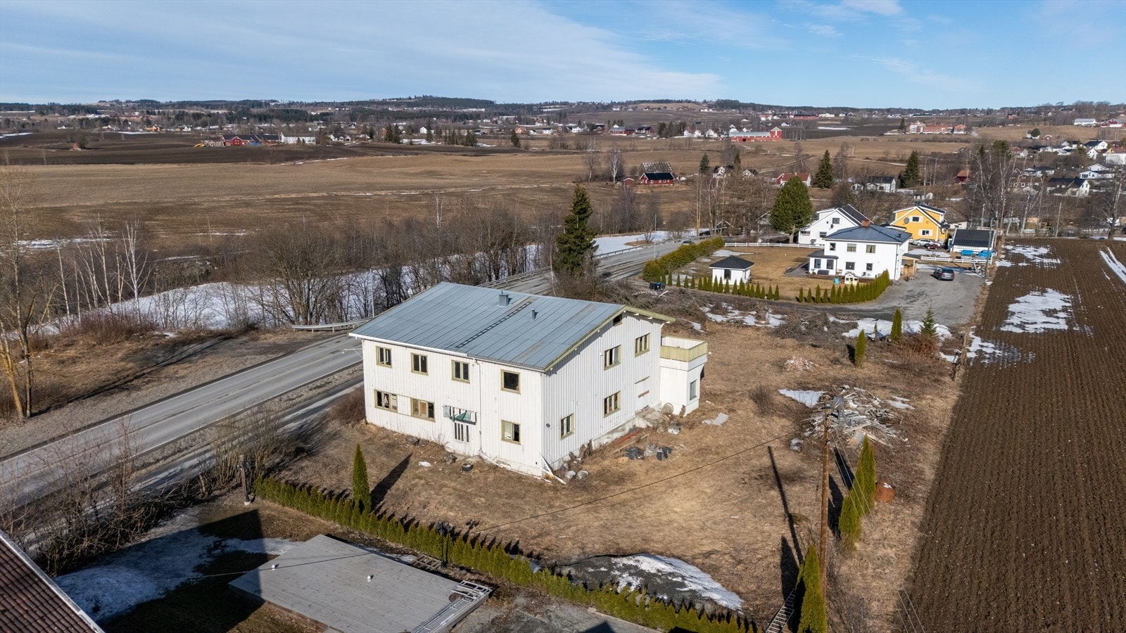 Beliggende i landlig område på Lena. Galleribilde