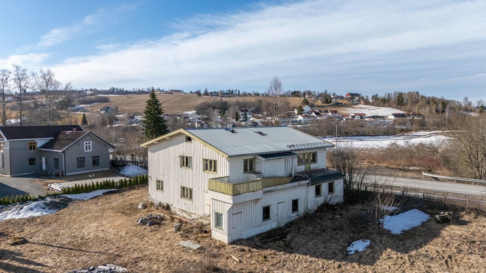 Boligbebyggelse og landbruk i området rundt. Galleribilde