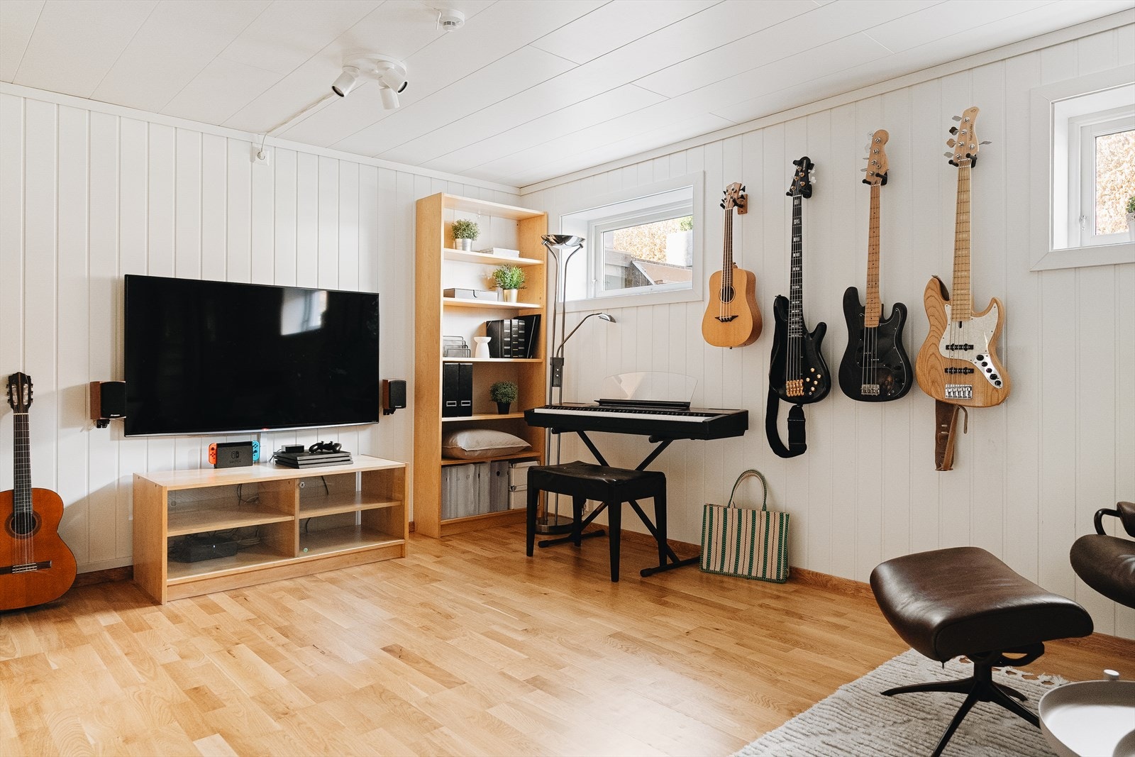 I underetasjen finnes det to innredede rom i tilknytning til entréen, som i dag benyttes som TV-stue og ekstra soverom.( Rommene er ikke godkjent for varig opphold) Galleribilde