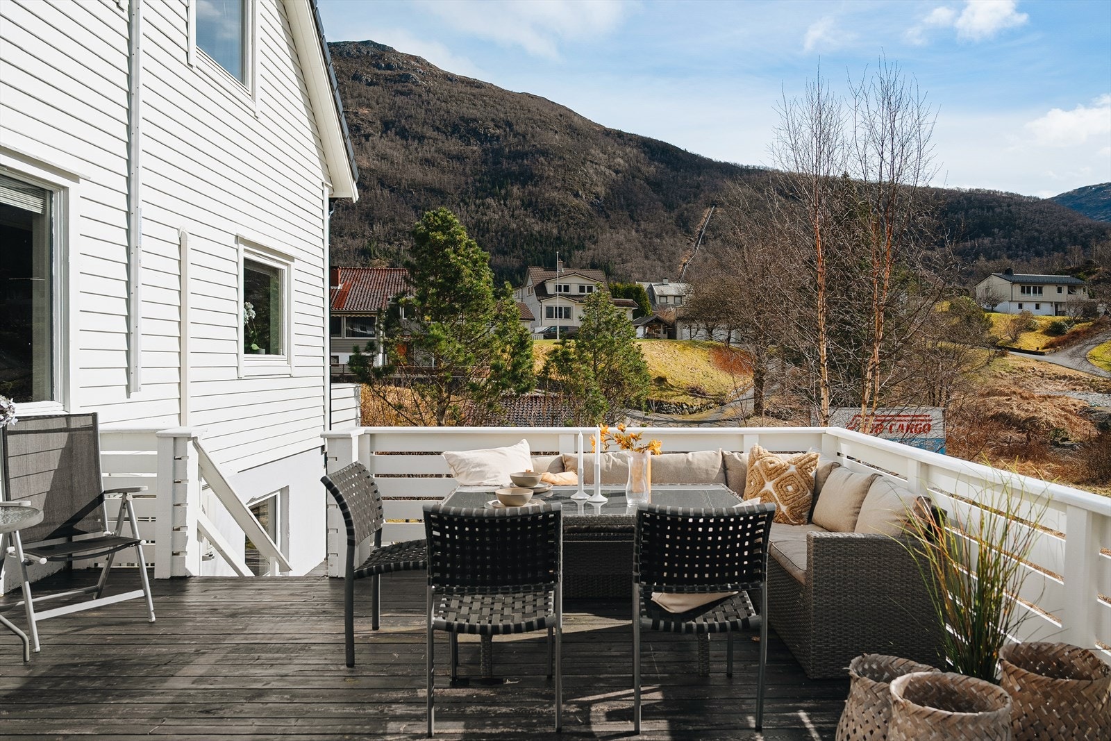 Terrassedør ut fra stuen. Her er det lunt i solveggen på ettermiddag/kveld. Galleribilde