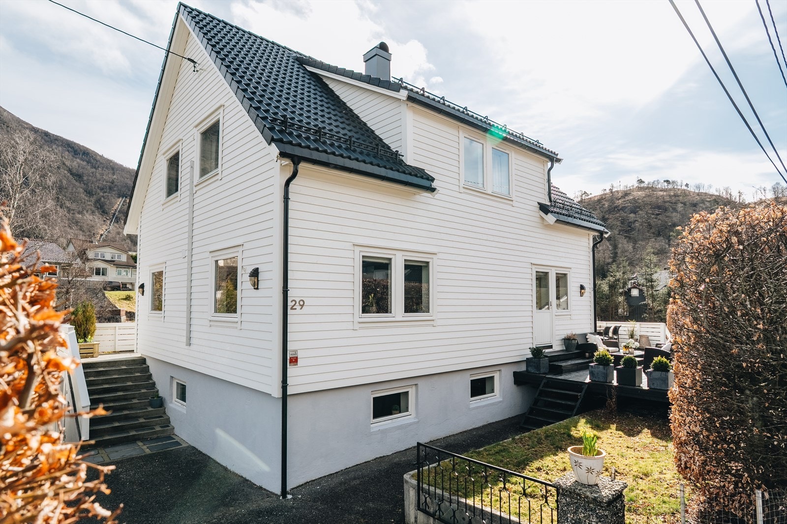 Eneboligen går over tre plan, og fremstår som både pen og velholdt Galleribilde