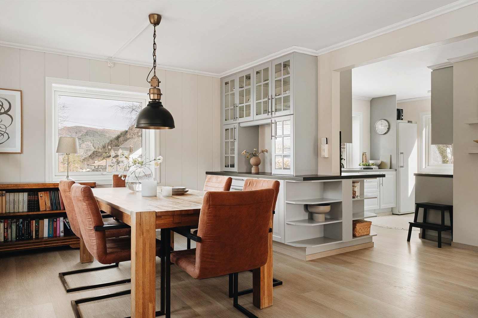 Ved kjøkkenet er det plass til spisebord hvor man kan invitere familie og venner på middagsbesøk Galleribilde