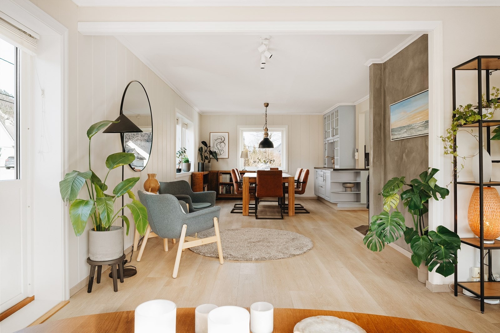 Stue/kjøkken måler totalt 63,10 m² Galleribilde