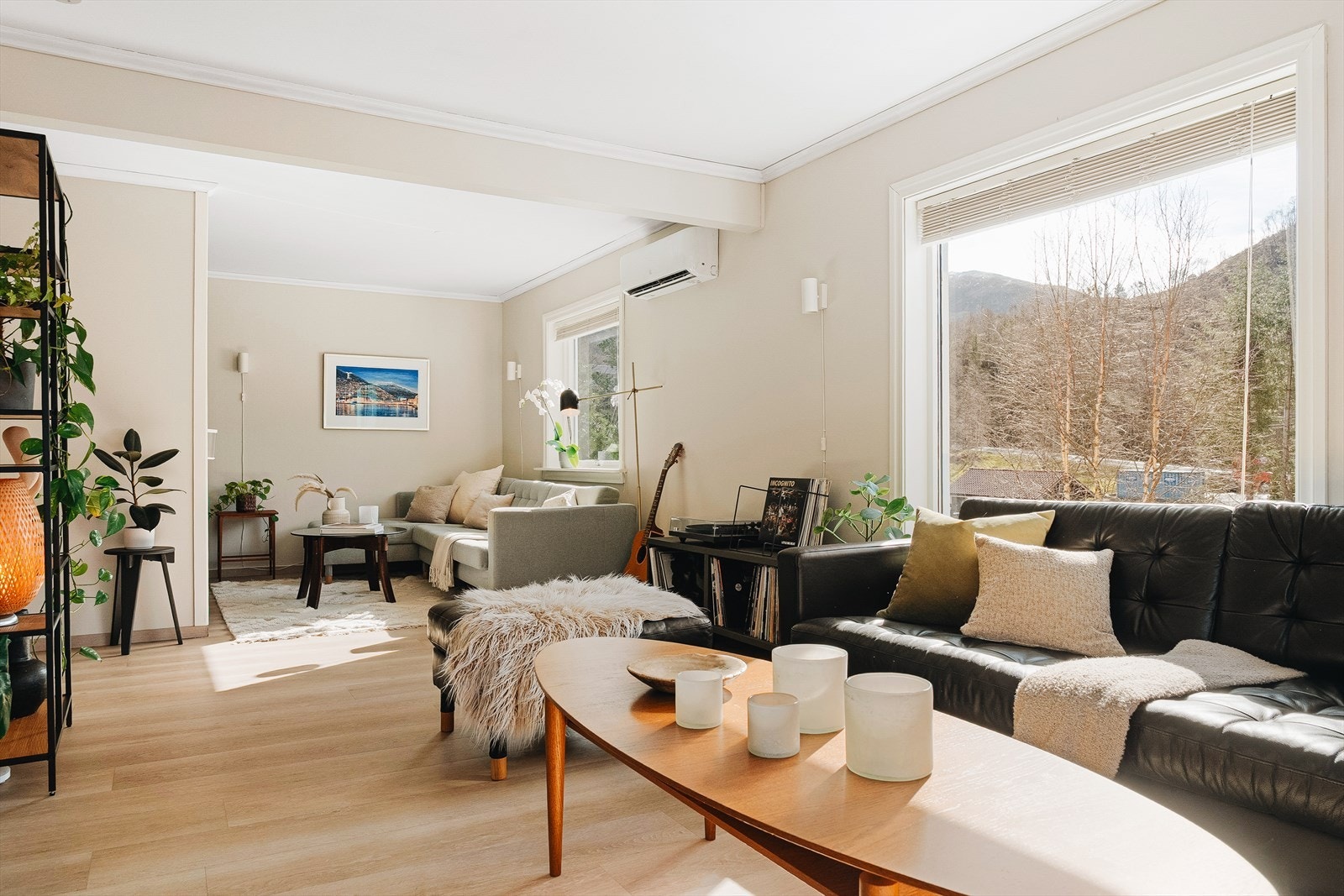 Overflatene har en moderne utførelse med behagelige beige nyanser og pent laminatgulv Galleribilde