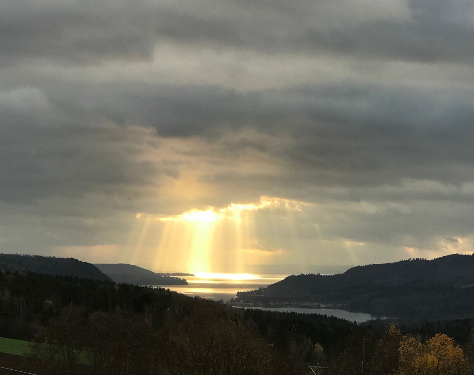 Fra boligen kan man nyte skiftningene i lyset i himmelen og Furnesfjorden som endrer seg både med årstid og tid på døgnet. Galleribilde