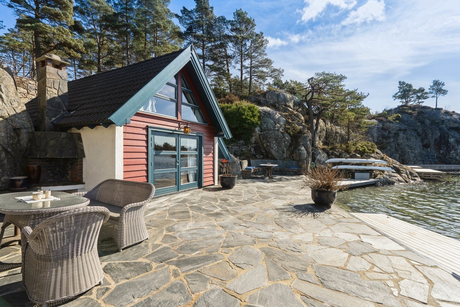 Ute ved sjøboden Galleribilde