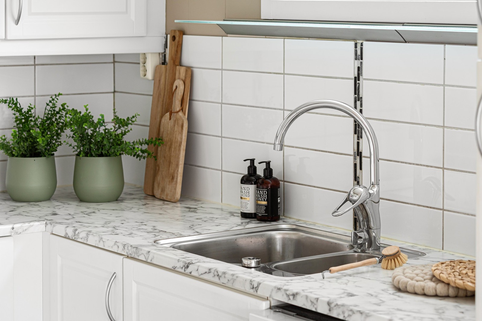 Pene detaljer med fliser over benkeplate. Galleribilde