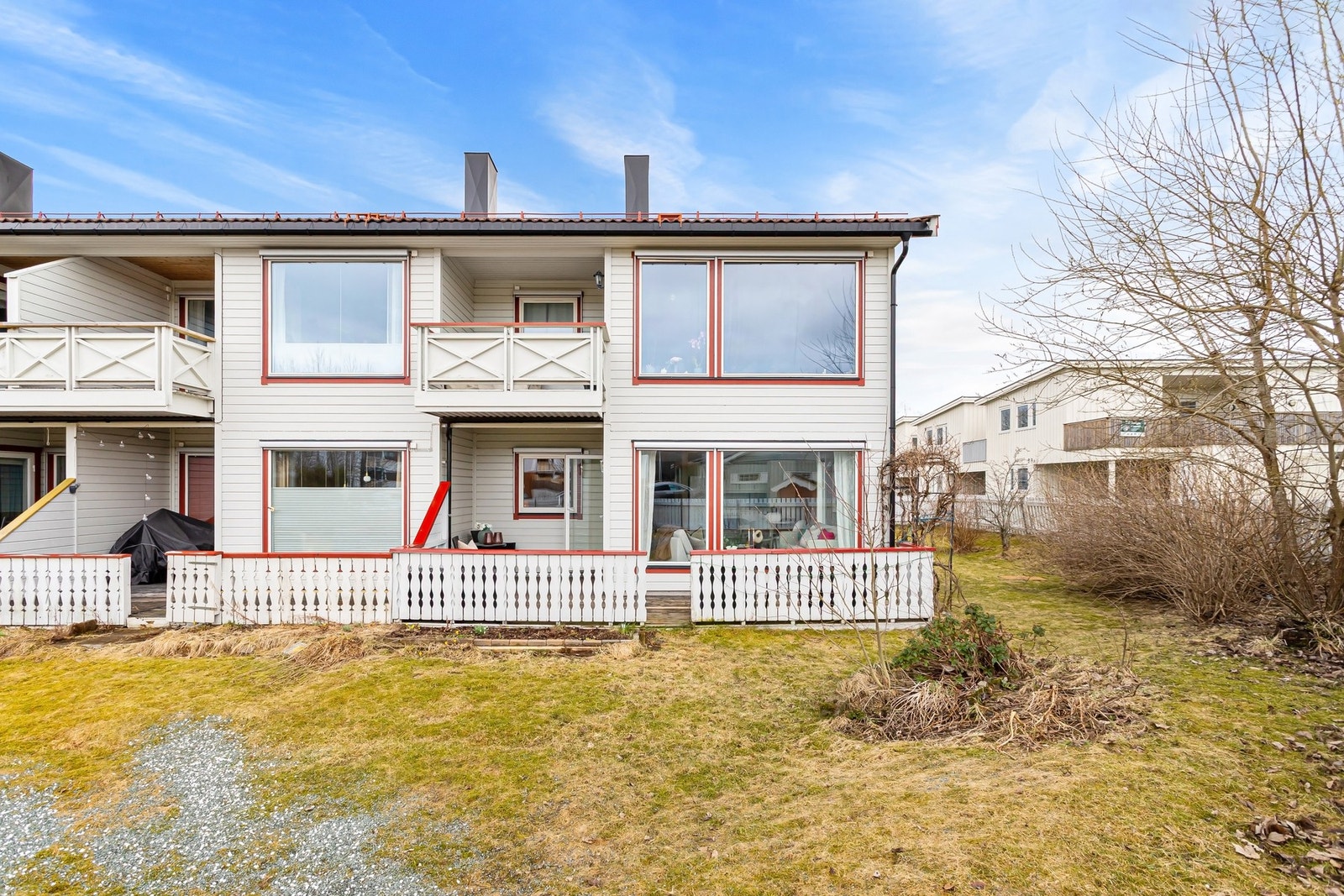 Utgang til hage fra terrassen. Galleribilde