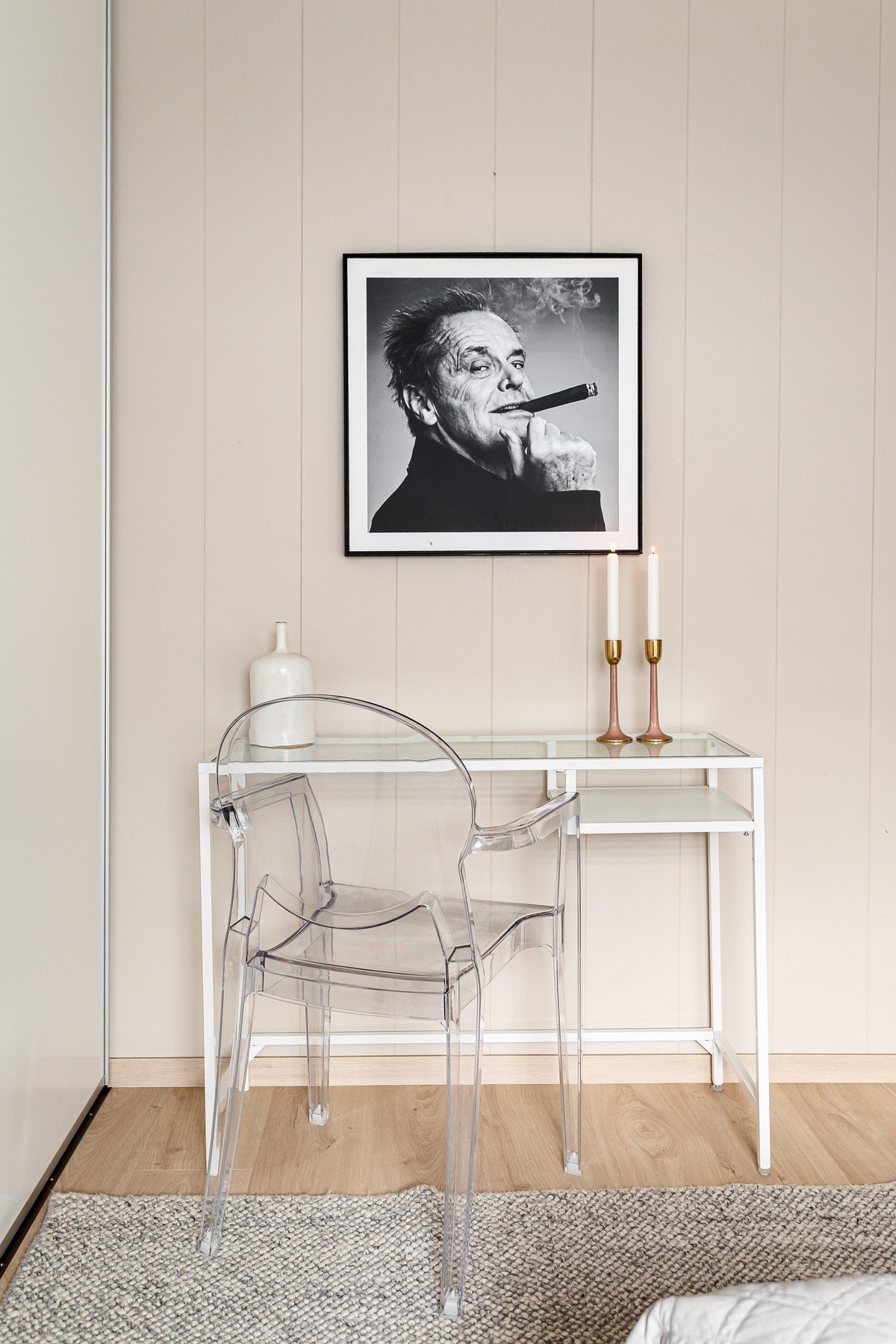 Plass til skrivebord og ønsket møblement. Galleribilde