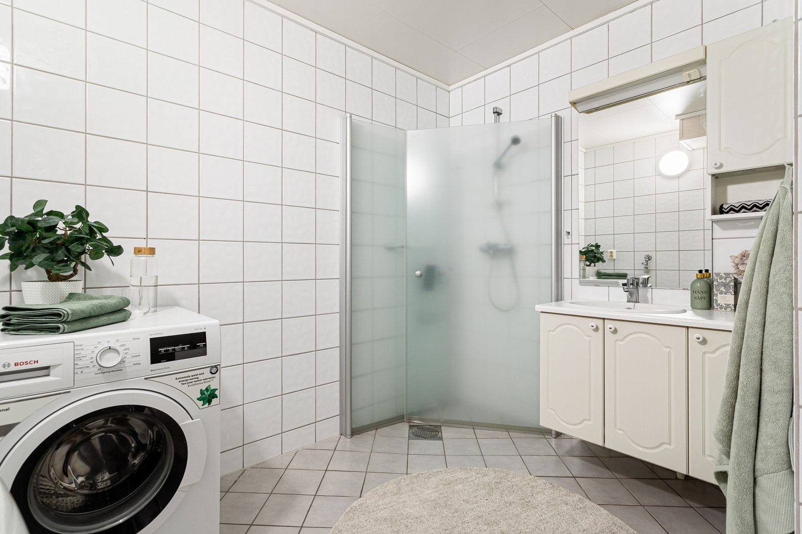 Flislagt bad med varme i gulvet. Galleribilde